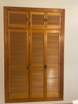 Frente de armario: puertas de persianas en madera