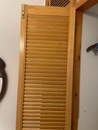 Frente de armario: puertas de persianas en madera