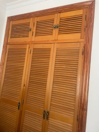 Frente de armario: puertas de persianas en madera