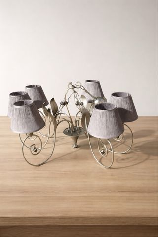 Lámpara de mesa plateada con 6 tulipas