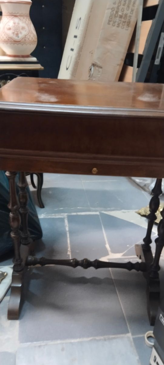 Costurero antiguo de madera