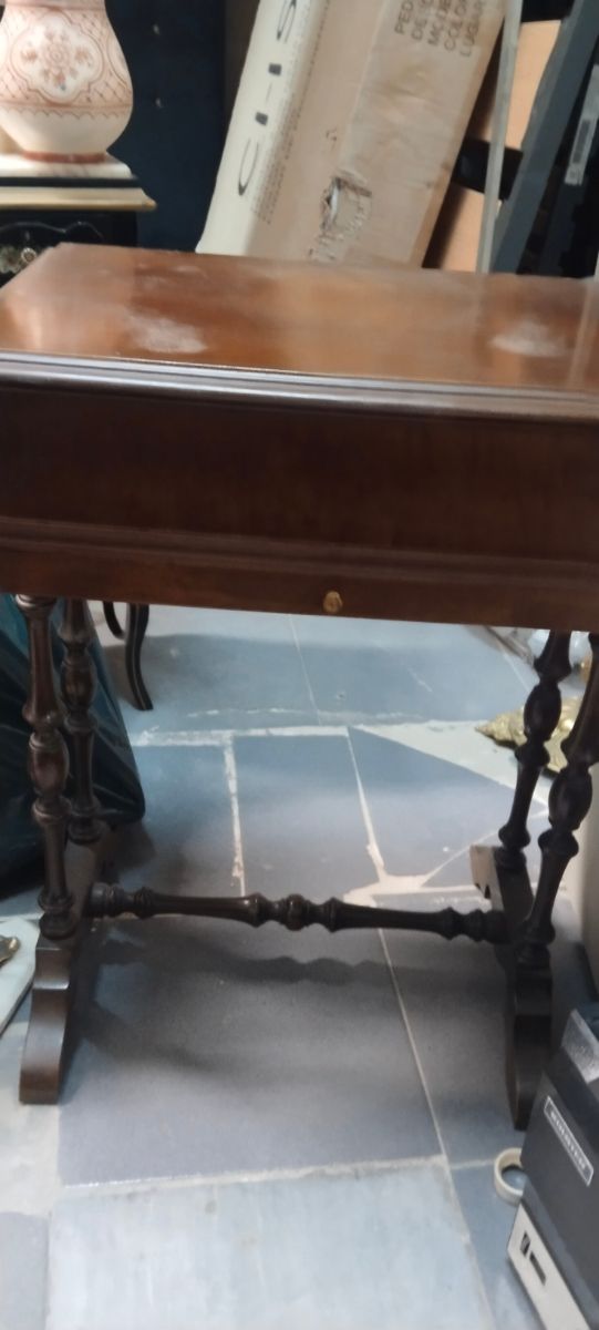 Costurero antiguo de madera