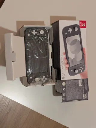 Nintendo Switch Lite Nera (scatola originale) + custodia