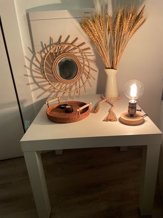 Mesa IKEA y complementos decorativos