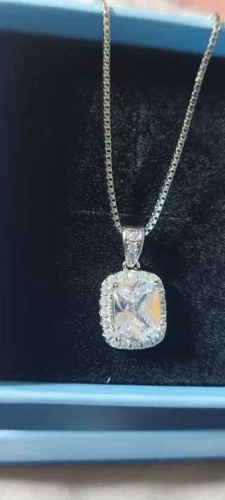 Colgante blanco con circonitas