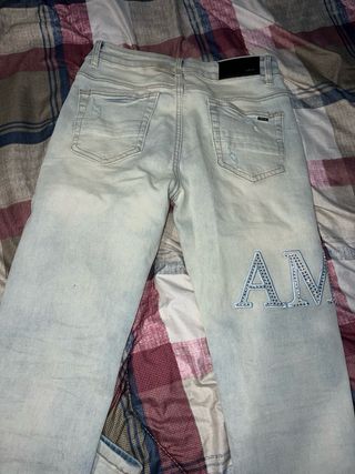 Jeans chiari con strappi