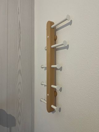 Juego de dos percheros de madera