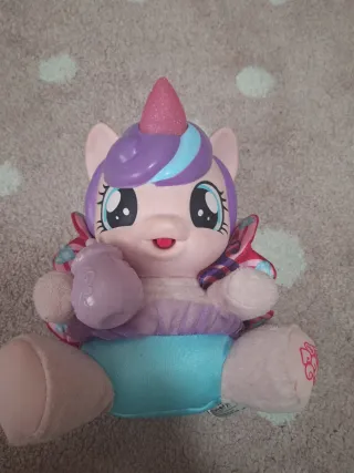 Unicornio de peluche con biberón