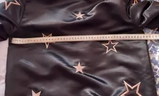 Cazadora bomber negra con estrellas.