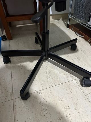 Silla de escritorio negra y marrón