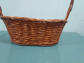 Cesta de mimbre con asa