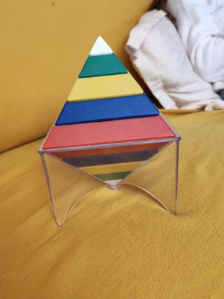 Juego infantil pirámide ordenar piezas