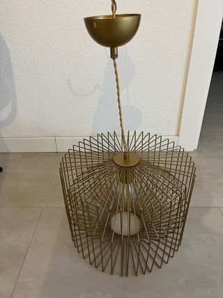 Lámpara de techo dorada de metal