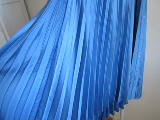 Falda plisada midi azul Stradivarius