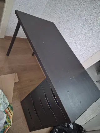 Escritorio con cajonera