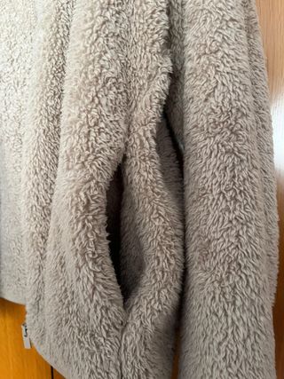 Chaqueta pelo Uniqlo beige