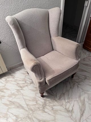 Sofá orejero tela beige y gris