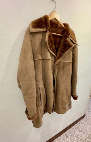 Abrigo de ante marrón con cuello de borrego.