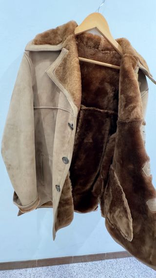 Abrigo de ante marrón con cuello de borrego.