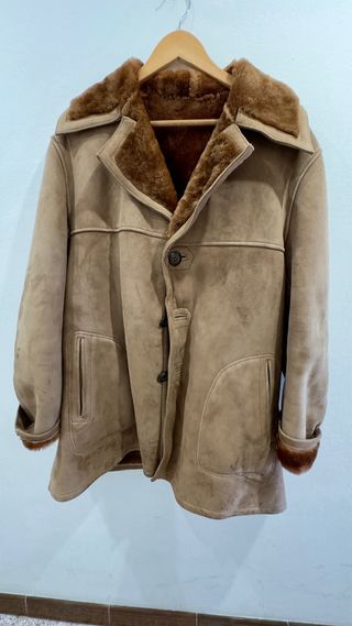 Abrigo de ante marrón con cuello de borrego.