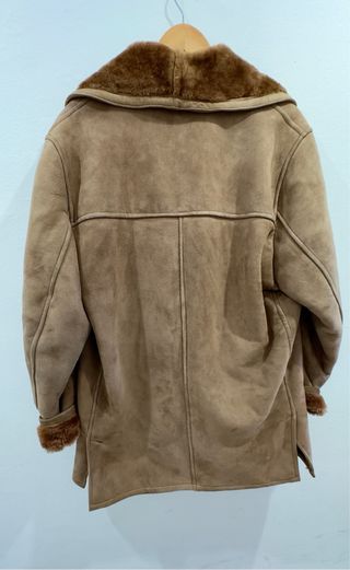 Abrigo de ante marrón con cuello de borrego.