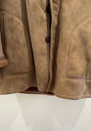 Abrigo de ante marrón con cuello de borrego.
