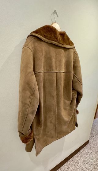 Abrigo de ante marrón con cuello de borrego.