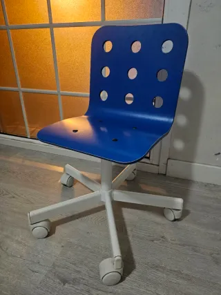Silla infantil azul con ruedas