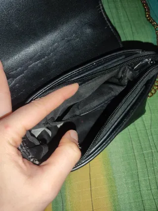 Bolso negro con cadena dorada