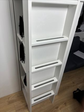 Litera blanca con espacio y estanterías