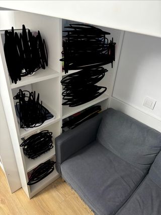 Litera blanca con espacio y estanterías