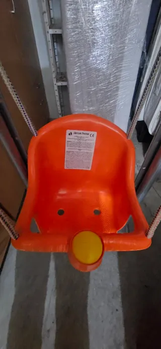 Columpio para bebé naranja.