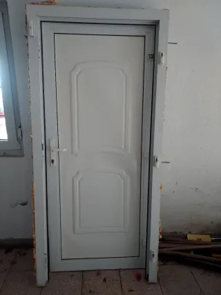 Puerta de entrada PVC 1 metro x 2"10,hoja 88 x 2"4