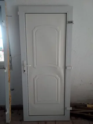 Puerta de entrada PVC 1 metro x 2"10,hoja 88 x 2"4