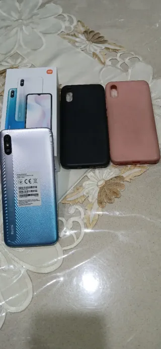 Redmi 9A multicolor, con  caricabatterie e  2 cov