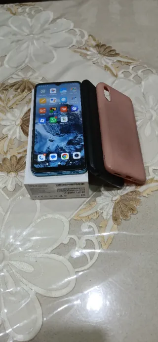Redmi 9A multicolor, con  caricabatterie e  2 cov
