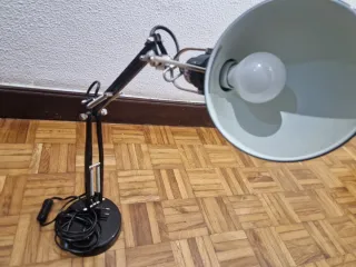 Lámpara de mesa negra