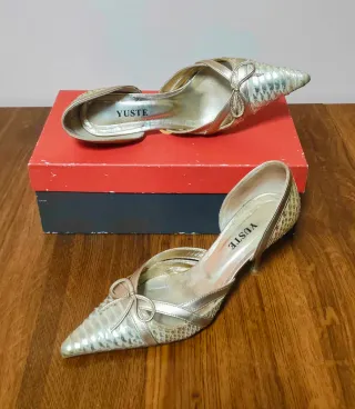 Zapatos de fiesta dorados