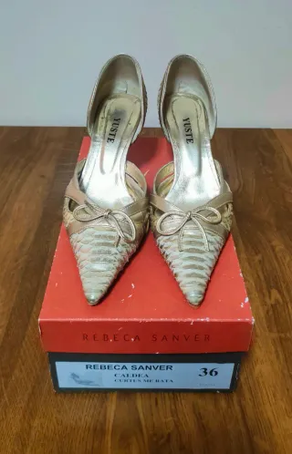Zapatos de fiesta dorados