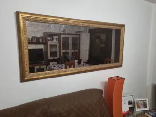 Espejo de comedor dorado con marco de madera