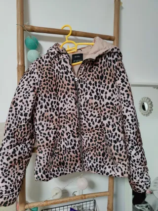 Chaqueta plumas acolchada mujer estampado leopardo