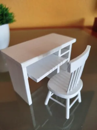 Escritorio y silla de madera en miniatura