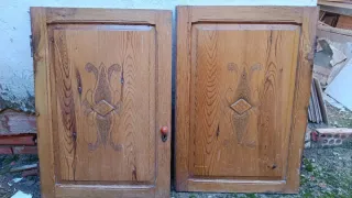 Puertas de armario y alacena antiguas de madera