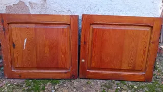 Puertas de armario y alacena antiguas de madera