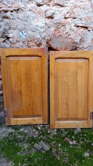 Puertas de armario y alacena antiguas de madera
