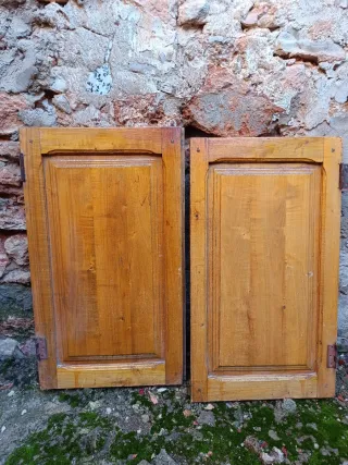 Puertas de armario y alacena antiguas de madera