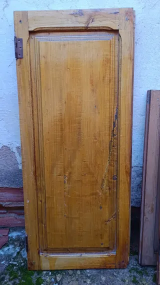 Puertas de armario y alacena antiguas de madera