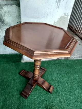 Mesa auxiliar octogonal de madera