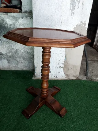 Mesa auxiliar octogonal de madera