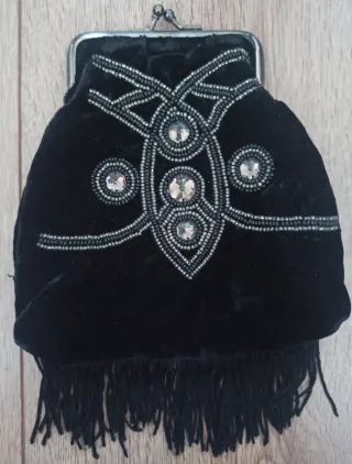 Bolso terciopelo con pedrería y flecos.